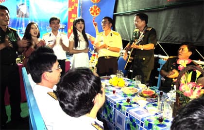 Lên rừng, xuống biển