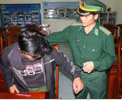 Bắt đối tượng tàng trữ, sử dụng ma túy
