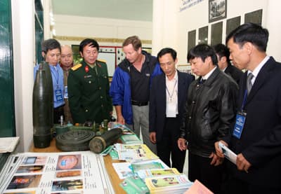 Tham quan thực tế và tặng quà các nạn nhân bị tai nạn do bom mìn