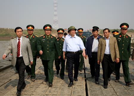 Thủ tướng kiểm tra cầu phao Chèm trong ngày thông xe