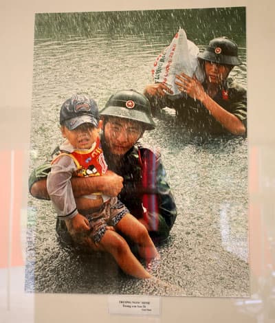 Khai mạc triển lãm “Cuộc thi ảnh nghệ thuật, ảnh báo chí về đề tài Quốc phòng toàn dân và lực lượng vũ trang nhân dân”.