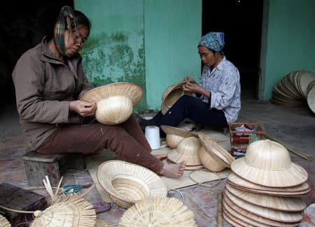 Tri Lễ với nghề làm mũ nón lá