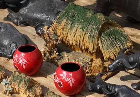 Tấp nập chợ gốm, sứ ven sông Hồng