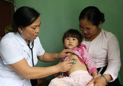 Đoàn H50, Đoàn B61: Tặng áo và khám bệnh, cấp thuốc cho đồng bào Mường, Dao