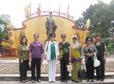 Các phu nhân Bộ trưởng Quốc phòng ADMM+ thăm Phố cổ Hà Nội