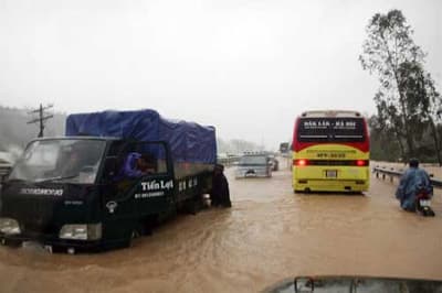 Mưa lớn gây ùn tắc nhiều đoạn trên tuyến Quốc Lộ 1A