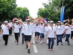 Hơn 5.000 người dân TPHCM đi bộ chào mừng Đại lễ