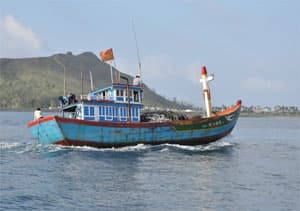 Tàu Vùng Cảnh sát biển 2 đến địa điểm đón ngư dân trở về