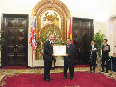 Trao tặng Đại sứ Anh tại Việt Nam Bằng khen của Thủ tướng Nguyễn Tấn Dũng
