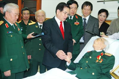Trao tặng Huy hiệu 70 năm tuổi Đảng cho Đại tướng Võ Nguyên Giáp