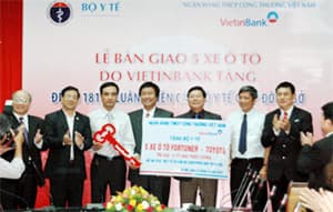Bàn giao 5 xe ô tô trị giá 4,6 tỷ đồng cho Bộ Y tế