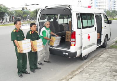Hơn 800 suất quà tặng giáo viên, học sinh vùng lũ Nghệ An