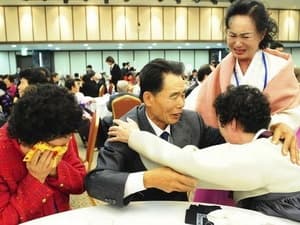 Hàng trăm người hai miền Triều Tiên đoàn tụ