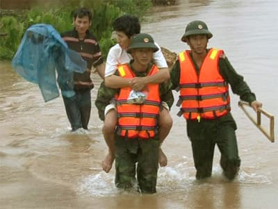 Thắm đượm tình quân dân trong lũ dữ