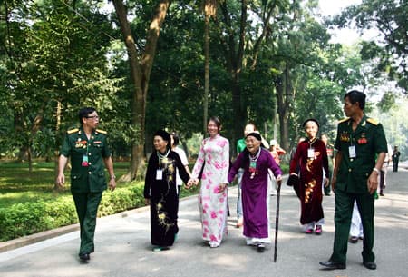 1000 Anh hùng thời đại Hồ Chí Minh viếng lăng Bác