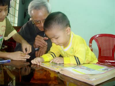 Bé trai 39 tháng tuổi biết đọc, viết