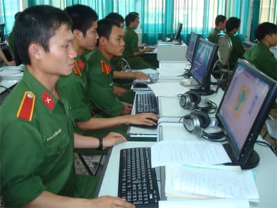 “Cầu vai đỏ” chấm "com"
