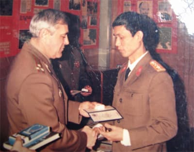 Tình người ở lại