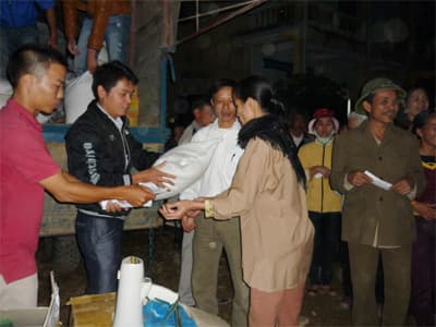 Ấm lòng người dân vùng lũ