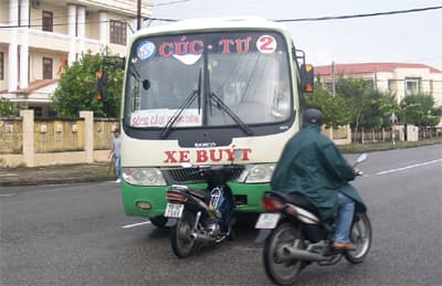 Xe buýt và mô tô đối đầu