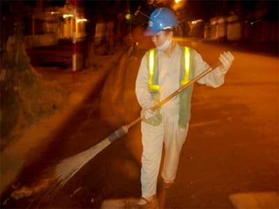 “Chị lao công đêm đông quét rác”