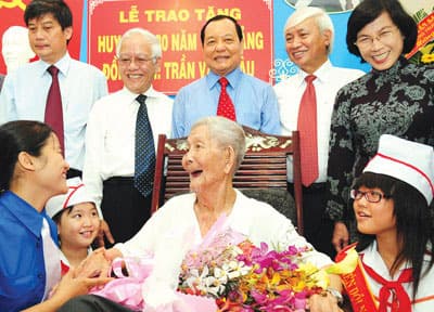 Khuất rồi, cây đại thụ trăm năm !