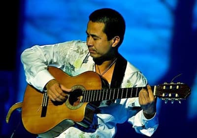 Vẫn nhà quê, rực lửa như quả sấu chua