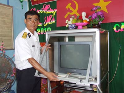 Ti-vi trong… tủ kính!