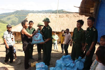 Bội đội biên phòng tỉnh Thừa Thiên - Huế kịp thời cứu đói cho 102 người ở bản I Reo - huyện Kà Lùm Tỉnh Sê Kông - Lào