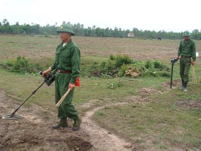 Tháo gỡ gần 600 quả bom, mìn