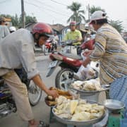 Thịt “bẩn” tràn lan tại các chợ cóc