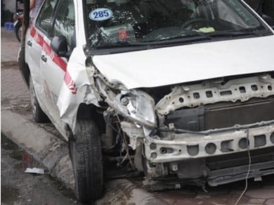 Taxi “điên” gây va chạm rồi xoay tròn trên phố