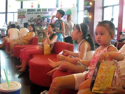 Đổ xô đến rạp chiếu phim trốn nóng
