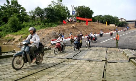 Cầu phao Đuống tạm ngừng hoạt động do nước lớn