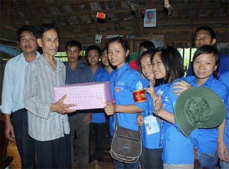 Sinh viên ĐH Ngoại ngữ với “Ấm lòng nương bản”