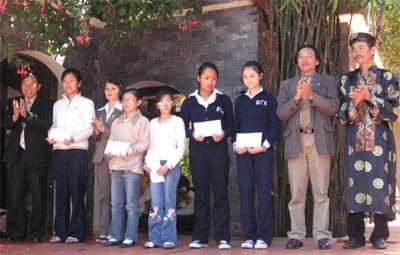 Trao 387 suất học bổng cho học sinh, sinh viên vượt khó học giỏi