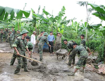 Hơn 400 cán bộ, chiến sĩ giúp dân huyện Trảng Bom (Đồng Nai)