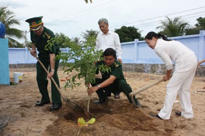 Bàn giao 2 công trình dân sinh tại huyện Vạn Ninh