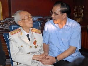 Tổng bí thư Nông Đức Mạnh chúc thọ Đại tướng Võ Nguyên Giáp 100 tuổi
