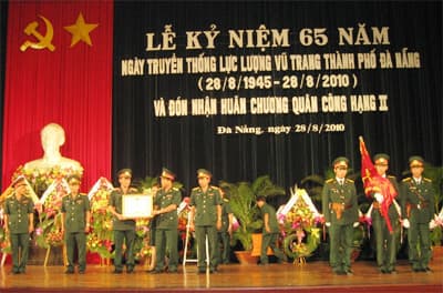 Đón nhận Huân chương Quân công hạng Nhất
