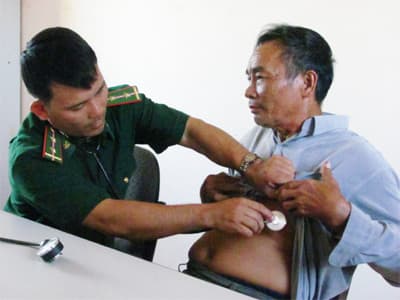 Khám, cấp phát thuốc miễn phí cho người nghèo