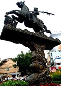 Lắp dựng thành công tượng đài Thánh Gióng