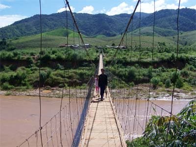 Kon Tum: Đưa vào sử dụng cầu treo bắc qua làng… đu dây