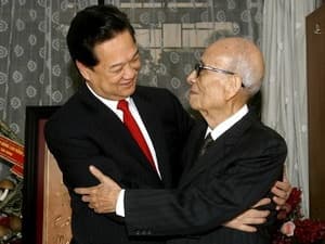 Thủ tướng Nguyễn Tấn Dũng chúc mừng sinh nhật Giáo sư Vũ Khiêu