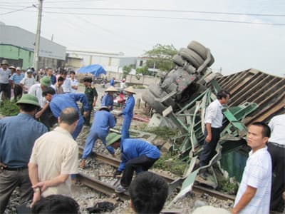 Tàu hỏa đâm xe công-ten-nơ