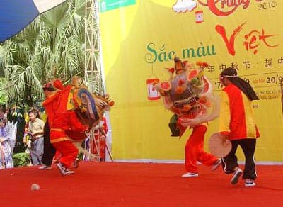 Sắc màu Việt-Trung: Trẻ trung-sôi nổi