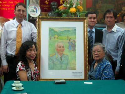 Hoạ sĩ kiều bào tặng tranh Đại tướng Võ Nguyên Giáp