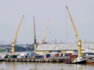 Trục vớt sà lan chở đá chìm trên sông ở Bạc Liêu