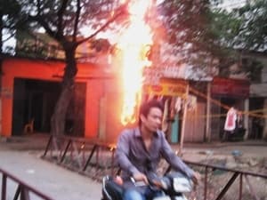 Náo loạn khu dân cư vì cột điện bất ngờ bốc cháy