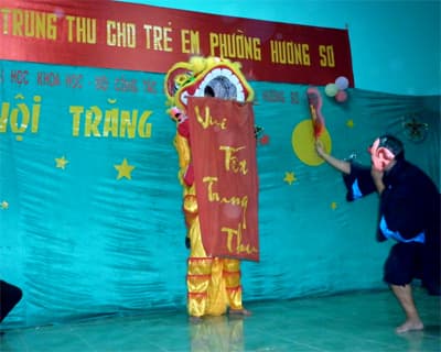 Vui trung thu cùng trẻ em nghèo